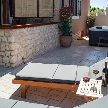 Pavle- With Hot Tub, 200m From The Sućuraj